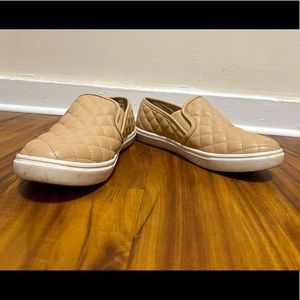 Steve Madden Ecentrq Quilted Leather Shoes in Cream Size 8